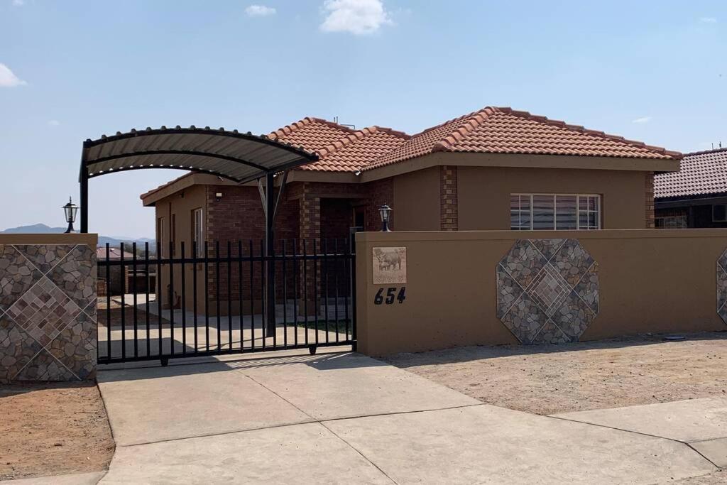 Rhino House With 3 Bedrooms Next To Pilanesberg And Sun City Mogwase Exterior foto